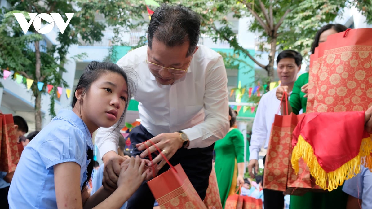 Bí thư Thành ủy Đà Nẵng tặng quà trung thu các em trường chuyên biệt Tương lai